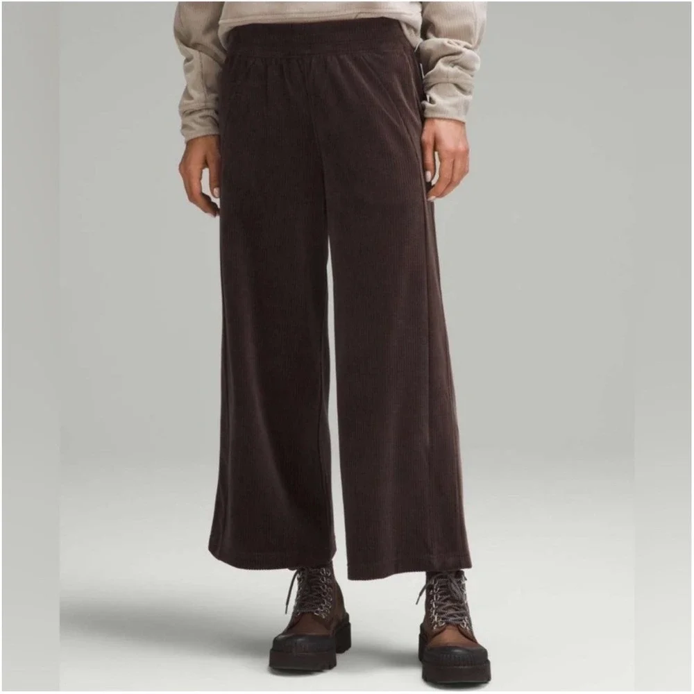 Lululemon Scuba Mid-Rise Wide-Leg Crop 6 Espresso Brown Velvet Cord Excellent